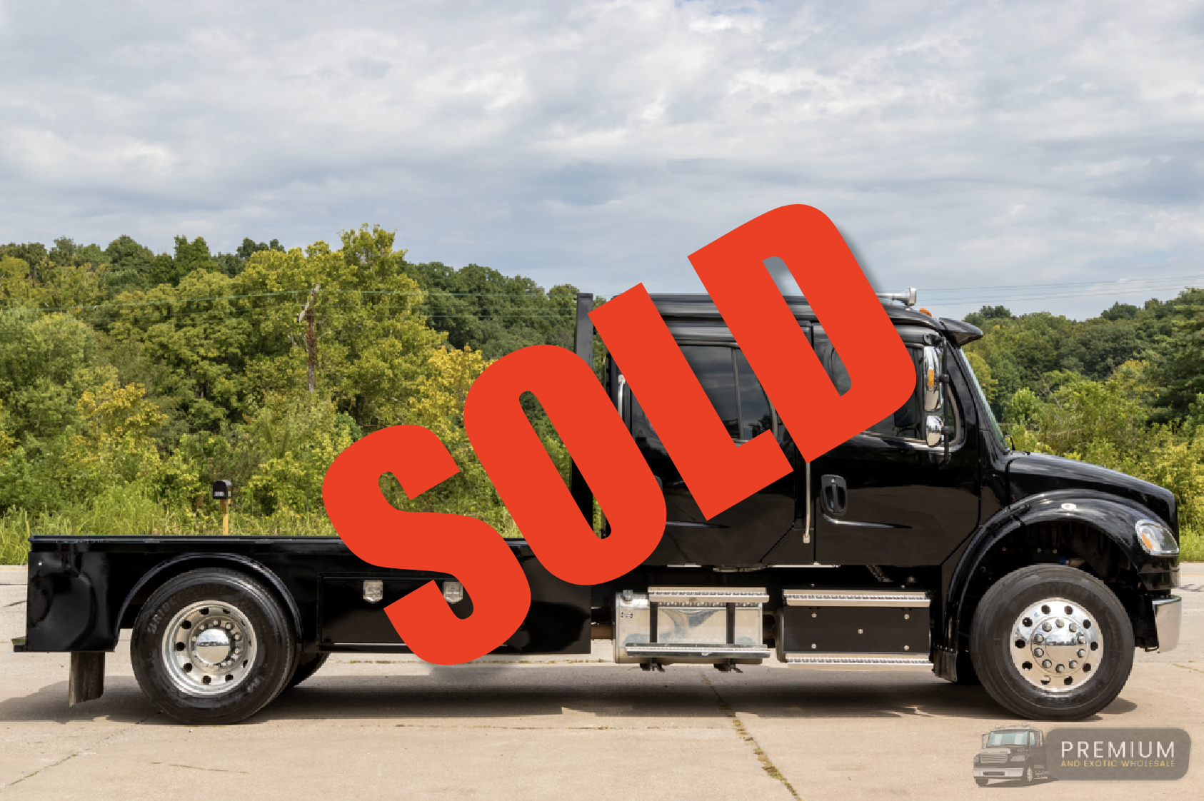 2018 Freightliner M2-106 Laredo Custom Hauler US25098557