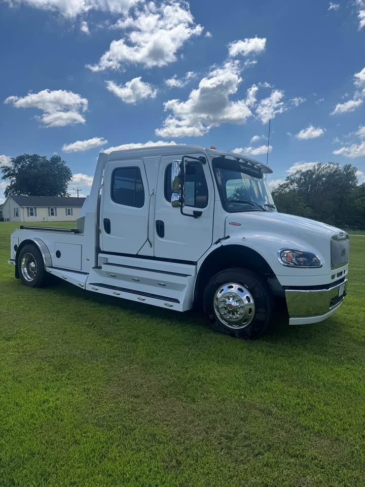 2019 Freightliner M2-106 SportChassis Hauler Detroit 350